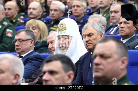 Moskau, Russland. Dezember 2023. Von links sitzend: Der stellvertretende russische Premierminister Marat Khusnullin, der Sekretär des Sicherheitsrats Nikolai Patrushev, der Patriarch Kirill von Moskau und ganz Russland sowie der Vorsitzende der Staatsduma Wjatscheslaw Wolodin hören den Ausführungen von Präsident Wladimir Putin während der erweiterten Sitzung des Vorstands des Verteidigungsministeriums im Nationalen Verteidigungskontrollzentrum zu. 19. Dezember 2023 in Moskau, Russland. Quelle: Mikhail Klimentyev/Kreml Pool/Alamy Live News Stockfoto