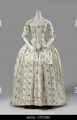 Sack-back-Kleid (französisches Kleid), Anonym, ca. 1775 - C. 1785 Damenanzug, 'Demi-parure' aus glänzend bedruckter Baumwolle mit dünnem anmutigen Muster aus vertikalen Streifen und gestreiften Sträußen, teilweise gefüttert und von Hand genäht. Das Kostüm, das über einem breiten, flachen Creolen-Rock ("Panier") getragen werden soll, besteht aus zwei Teilen: 1) Einem geraden, vierspurigen Rock mit zwei Hüftschlitzen für Taschen, die hinten in die tiefen, durchgehenden Bundfalten eingenäht sind; für wahrscheinlich in weit auseinander liegenden Falten auf beiden Seiten eines glatten Mittelteils genäht (wurde nun mit Falten zerquetscht [1946]) und mit unten, nur i Stockfoto