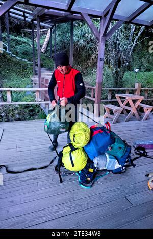 Lokaler Portier auf dem Jiaming Lake Trail, Taitung, Taiwan Stockfoto