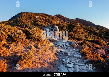 Trekking auf dem Jiaming Lake Trail bei Sonnenaufgang, Taitung, Taiwan Stockfoto