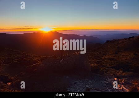 Trekking auf dem Jiaming Lake Trail bei Sonnenaufgang, Taitung, Taiwan Stockfoto