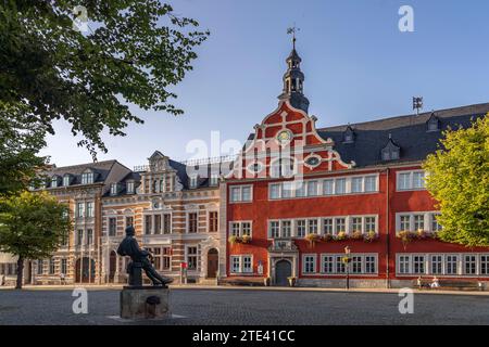 Bach-Denkmal vor dem Rathaus auf dem Markt von Arnstadt, Thüringen, Deutschland | Johann Sebastian Bachdenkmal und das Arnstädter Rathaus auf der Straße Stockfoto