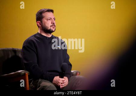 Kiew, Ukraine. Dezember 2023. Der ukrainische Präsident Wolodymyr Zelenskyj hört auf seiner jährlichen Pressekonferenz zum Jahresende am 19. Dezember 2023 in Kiew, Ukraine, eine Frage. Kredit: Ukraine Presidency/Ukraine Presidency/Alamy Live News Stockfoto