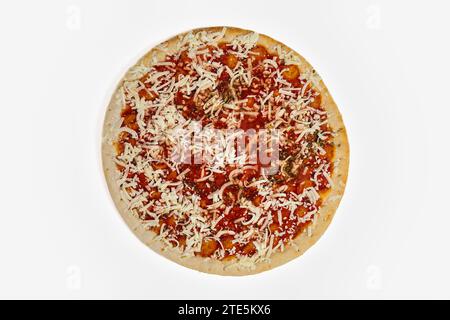 Eine Traditionelle Gefrorene Margarita-Käse-Pizza, Isoliert Auf Weißem Hintergrund Stockfoto
