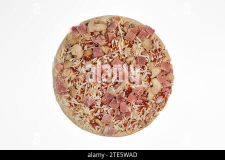 Eine Traditionelle Gefrorene Schinken Pilze Käse Pizza Isoliert Auf Weißem Hintergrund Stockfoto