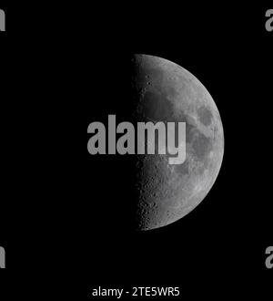 London, Großbritannien. Dezember 2023. Ein halb erleuchteter Mond (der Mond des ersten Viertels) in klarem und stillem Himmel über London, Farbteleskopbild. Kredit: Malcolm Park/Alamy Stockfoto