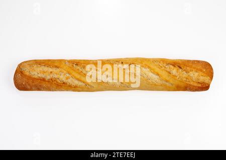 Frisch gebackenes Qualitäts-Baguette auf weißem Hintergrund von oben Stockfoto