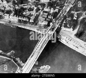 OPERATION MARKET GARDEN SEPTEMBER 1944. Aufklärungsfoto der Arnheimer Brücke über den Niederrhein. Stockfoto