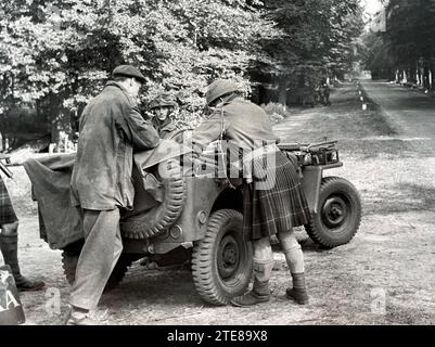 OPERATION MARKET GARDEN SEPTEMBER 1944. Ein örtlicher Zivilist gibt Angehörige der Luftlandeeinheiten am Stadtrand von Arnheim Ratschläge zur Routenführung. Stockfoto