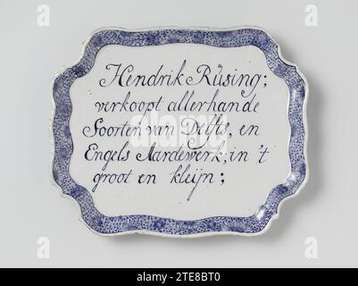 Werbetafel für Hendrik Rusing, anonym, ca. 1760 - ca. 1780 Werbetafel von Faience, gemalt mit dem Text: Hendrik Rusing // verkauft Allerhande // Arten von Delfts und englisches Steingut; in Groot und Kleijn; Delft. Werbetafel von Faience, gemalt mit dem Text: Hendrik Rusing // verkauft Allerhande // Arten von Delfts und englisches Steingut; in Groot und Kleijn; Delft. Stockfoto