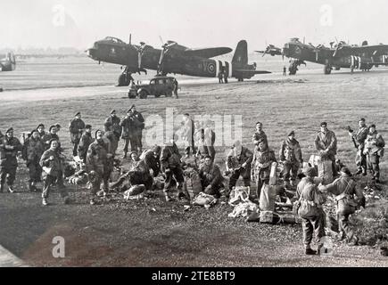 OPERATION MARKET GARDEN SEPTEMBER 1944. Fallschirmjäger der 3rd Platoon, 21st Independent Parachute Company, die am 17. September an Bord eines kurzen Stirling Mk IV Flugzeugs der 620 Squadron RAF in Fairford, Gloucestershire, wartet Stockfoto