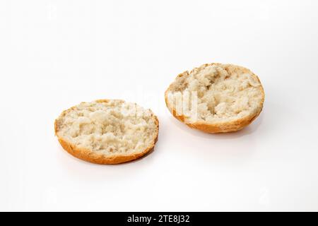 Öffnen Sie kaiser Roll auf isoliert auf weißem Hintergrund Stockfoto