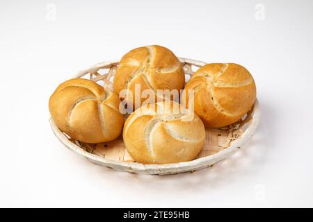 Deutsche Rolls in einem Frühstückskorb auf weißem Hintergrund Stockfoto
