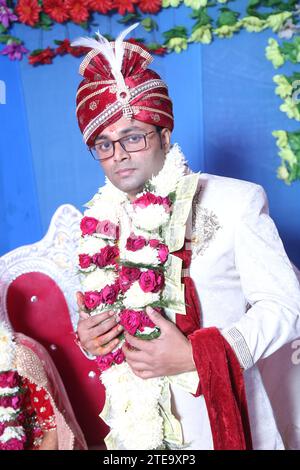 Indischer Bräutigam posiert für sein Hochzeitsfoto auf einer großen, fetten indischen Hochzeit, die in Neu-Delhi, Indien, gefeiert wird. In traditioneller hinduistischer Hochzeitskleidung gekleidet. Stockfoto