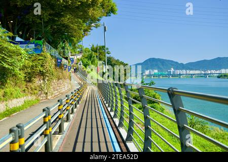 Namyangju City, Südkorea - 30. September 2023: Am Fuße des Mieumnaru-Passes versammeln sich Radfahrer und Fußgänger, die bereit sind, den steilen Pfad mit zu besteigen Stockfoto