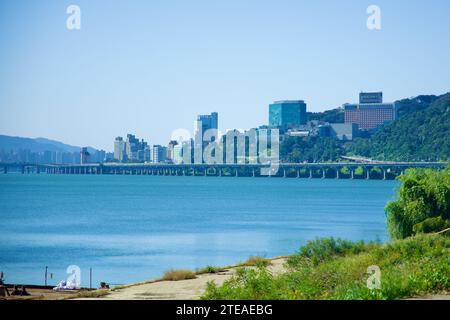 Guri City, Südkorea - 30. September 2023: Eine fesselnde Szene des Radweges unter dem Gangbyeon Expressway von Seoul mit dem GRAND WALKERHILL SEOUL Stockfoto