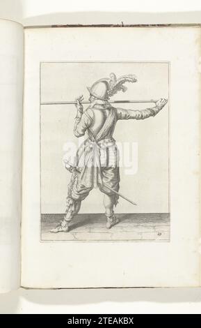 Soldat, auf dem Rücken gesehen, der seine Spieße mit beiden Händen waagerecht auf Nasenhöhe trägt, seine rechte Hand am Fuß der Waffe, sein Gesicht nach links (Nr. 29), ca. 1600, 1608 Ein Soldat, vollständig, auf dem Rücken gesehen, der einen Spieß (Lanze) mit beiden Händen waagerecht auf Nasenhöhe trägt, seine rechte Hand am Fuß der Waffe, an sein Gesicht nach links (Nr. 29), ca. 1600. Platte 29 in der Anleitung zum Umgang mit den Spießen: Corte Onderwysinghe auf dem Figuerliicke-Bild - hungernder Pilz bruck, von allen t Teil der Abbildungen in: J. de Gheyn, Waffenhandel von Roers Musquett Stockfoto