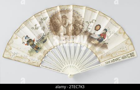 Faltband mit doppeltem Blatt Papier, auf dem eine runde, ausgeschnittene Stoppgravur eine sitzende Frau darstellt, die von Liebenden umgeben ist, mit einer Chinoiserie-Figur mit Seidenkleidung auf beiden Seiten, auf einem Ajour-Rahmen aus Knochen, francis wheatley (möglich), c. 1790 dieser Ventilator ist eine europäische Imitation eines chinesischen Typs, die sich im Laufe des 18. Jahrhunderts in Kanton aus einem südchinesischen Modell des 17. Jahrhunderts entwickelt hatte. Diese kantonesischen Fans, die wegen der besonders großen Anzahl kleiner Figuren mit winzigen Gesichtern auf Elfenbein gesucht wurden, wurden als „hundert Gesichter“-Fans bezeichnet. Anders Als Stockfoto