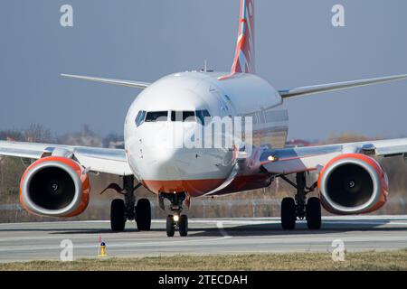 Die SkyUp Airlines Boeing 737-800 dreht auf der Landebahn um, um von Lemberg aus zu starten Stockfoto