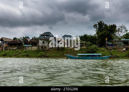 Boot auf dem Song Con River mit Eingang zur Phong Nha Höhle in Vietnam Stockfoto