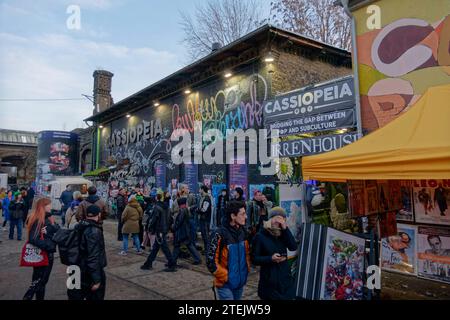 RAW Gelände, Flohmarkt, Cassiopeia, Friedrichshain, Berlin RAW Gelände, Flohmarkt, Cassiopeia, Friedrichshain, Berlin *** ROHGELÄNDE, Flohmarkt, Cassiopeia, Friedrichshain, Berliner ROHGELÄNDE, Flohmarkt, Cassiopeia, Friedrichshain, Berlin Stockfoto