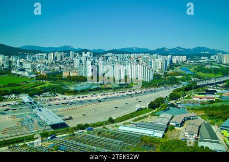 Guri City, Südkorea - 30. September 2023: Vom Guri Tower aus überblickt man Guri City und zeigt Wohngebäude und eine riesige 20-spurige Schnellstraße Stockfoto