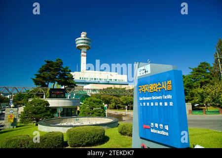 Guri City, Südkorea – 30. September 2023: Der Guri Tower steht hoch über dem Wangsuk Stream, einer Aussichtsplattform, die ein Auspuffrohr für die Guri umgibt Stockfoto