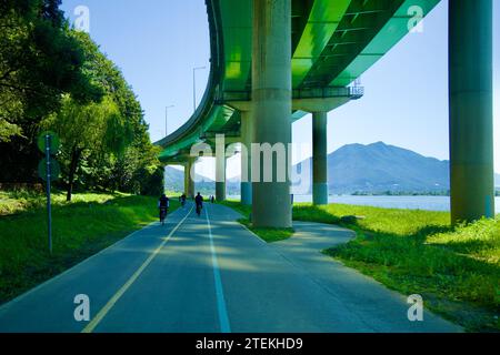 Namyangju City, Südkorea - 30. September 2023: Der Radweg in der Nähe der Gyeonggang Road, der leicht von der Unterführung abweicht, mit hoch aufragenden Säulen, Stockfoto