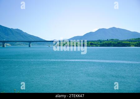 Namyangju City, Südkorea - 30. September 2023: Die majestätische Misa-Brücke überspannt den Han-Fluss, wobei die beeindruckenden Geomdansan-Berge ein Bild bilden Stockfoto