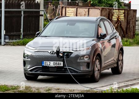 OSTRAVA, TSCHECHISCHE REPUBLIK - 17. AUGUST 2023: Hyundai Kona Elektroauto angeschlossen und geladen Stockfoto