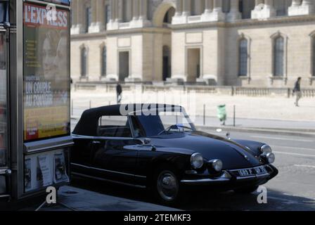 CITROËN DS CONERTIBLE PARKT HINTER DEM LOUVRE IN PARIS - PARIS OLDTIMER - OLDTIMER - PARIS STRASSENFOTOGRAFIE © F.BEAUMONT Stockfoto