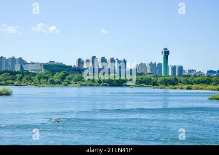 Namyangju City, Südkorea - 30. September 2023: Der Hanam Union Tower erhebt sich über den Abfallbehandlungsanlagen und Wohngebäuden, eingerahmt von der Stockfoto