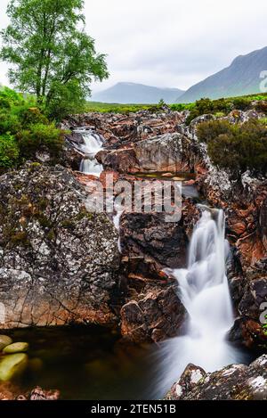 Wasserfall unter Buachaille Etive Mòr, Fluss Coupall, Glen Etive und Fluss Etive, Highlands, Schottland, Großbritannien Stockfoto