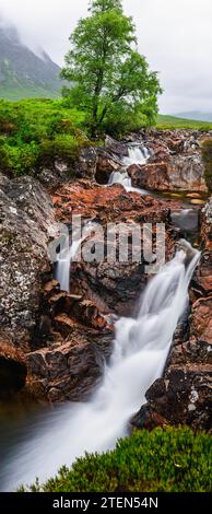 Wasserfall unter Buachaille Etive Mòr, Fluss Coupall, Glen Etive und Fluss Etive, Highlands, Schottland, Großbritannien Stockfoto