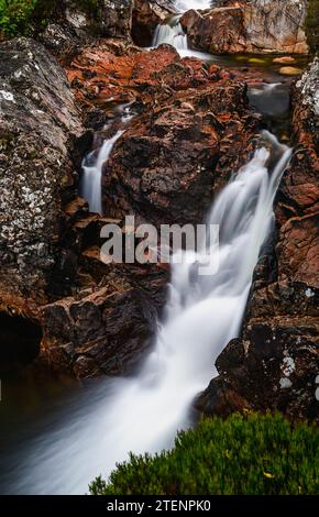 Wasserfall unter Buachaille Etive Mòr, Fluss Coupall, Glen Etive und Fluss Etive, Highlands, Schottland, Großbritannien Stockfoto