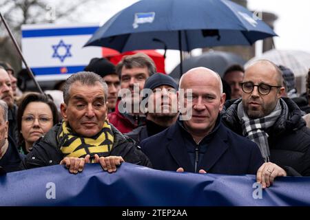 Mehrere hundert Menschen nehmen an einer Demonstration unter dem Motto nie wieder ist jetzt gegen Antisemitismus und Israel-Hass Teil. Die Demonstration führt vom Großen Stern zum Brandenburger Tor. Darunter auch Berlins Regierender Bürgermeister Kai Wegner Re. Und Michel Friedmann. / Mehrere hundert Menschen nehmen an einer Demonstration gegen Antisemitismus und Hass auf Israel unter dem Motto Never Again IS Now Teil . Die Demonstration führt vom Großen Stern zum Brandenburger Tor. Unter ihnen sind der regierende Bürgermeister Kai Wegner Right und Michel Friedmann. Schnappschüsse/K.M.Krause Stockfoto