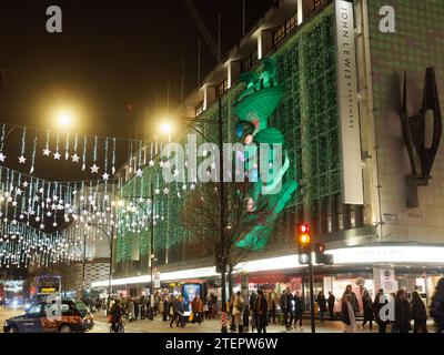 Vorderansicht der Lichter im Kaufhaus John Lewis an der Oxford Street in London zu Weihnachten 2023 Stockfoto