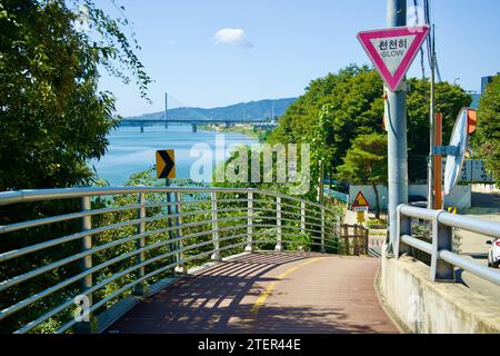 Namyangju City, Südkorea - 30. September 2023: Radfahrer fahren durch den anspruchsvollen Mieumnaru Pass und bieten einen atemberaubenden Blick über den Han River, se Stockfoto