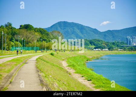 Namyangju City, Südkorea - 30. September 2023: Schlängelnde Pfade des Namyangju Han River Park spiegeln die Kurven des ruhigen Han River wider, mit majestätischen Einflüssen Stockfoto