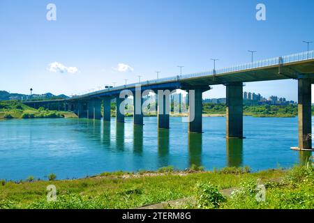 Namyangju City, Südkorea – 30. September 2023: Die majestätische Paldang-Brücke mit ihren Betonsäulen, die in den Han-Fluss hinabsteigen, steht dagegen Stockfoto