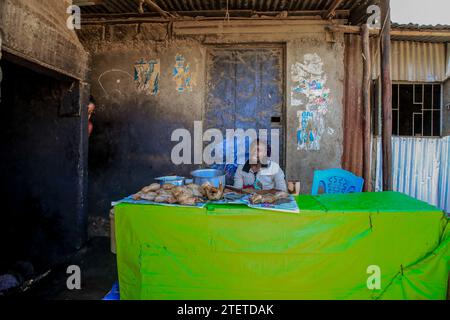 Junge Frauen verkaufen gebratenes Huhn in Kibera Slum, Nairobi. Ein Blick durch den Alltag in Kibera, dem derzeit größten Slum Afrikas, und den Tag danach Stockfoto