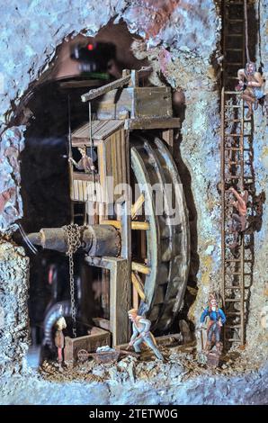 Drebach, Deutschland. Dezember 2023. Ein Diorama zeigt den Bergbau im Erzgebirge im neuen Bergbaulabyrinth bei Schloss Scharfenstein. Von nun an können Kinder und Familien die Geschichte des Bergbaus im Labyrinth erkunden. Am 26. Dezember wird ein wiederaufgebauter Tunnel für Besucher geöffnet. Als neuer Teil der Dauerausstellung zeichnet sie den Bogen von den ersten Bergbauaktivitäten im 12. Jahrhundert bis zur Anerkennung des Erzgebirges als UNESCO-Weltkulturerbe 2019 nach. Kinder können in den gewundenen Tunneln klettern, krabbeln und rutschen. Quelle: Hendrik Schmidt/dpa/Alamy Live News Stockfoto