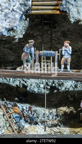 Drebach, Deutschland. Dezember 2023. Ein Diorama zeigt den Bergbau im Erzgebirge im neuen Bergbaulabyrinth bei Schloss Scharfenstein. Von nun an können Kinder und Familien die Geschichte des Bergbaus im Labyrinth erkunden. Am 26. Dezember wird ein wiederaufgebauter Tunnel für Besucher geöffnet. Als neuer Teil der Dauerausstellung zeichnet sie den Bogen von den ersten Bergbauaktivitäten im 12. Jahrhundert bis zur Anerkennung des Erzgebirges als UNESCO-Weltkulturerbe 2019 nach. Kinder können in den gewundenen Tunneln klettern, krabbeln und rutschen. Quelle: Hendrik Schmidt/dpa/Alamy Live News Stockfoto