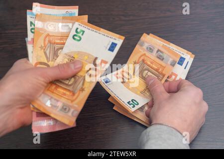 Hamburg - 2. Dezember 2023: Man zählt eine große Menge Bargeld Euro ...