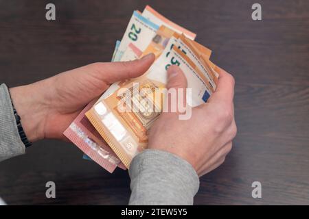 Hamburg - 2. Dezember 2023: Man zählt eine große Menge Bargeld Euro ...