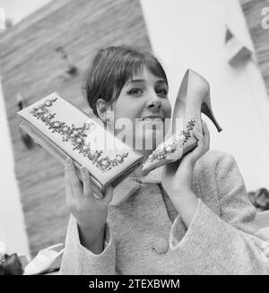 Internationale Schuhmesse in Jaarbeurs in Utrecht, hier zeigt ein Modell eine exklusive Kombination ca. April 1964 Stockfoto