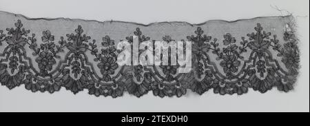 Kloskant-Streifen mit hohlen und konvexen Doppelrahmen, anonym, ca. 1850 - ca. 1860 Schwarzer Spulenstreifen: Chantilly-Seite. Ein Raster-fundiertes zeigt eine leere Oberseite und ein sehr schwereres symmetrisches Design. Holle und Bolle Doppellisten folgen Schritt für Schritt gemeinsam den Skulpturen, die wiederum aus Halbrötchen und einem Bogen von Blättern bestehen. Belgien Spulenspitze aus Seide Schwarzer Spulenstreifen: Chantilly-Seite. Ein Raster-fundiertes zeigt eine leere Oberseite und ein sehr schwereres symmetrisches Design. Holle und Bolle Doppellisten folgen Schritt für Schritt zusammen den Skulpturen, die wiederum aus Halbrötchen und einem Bogen von l bestehen Stockfoto