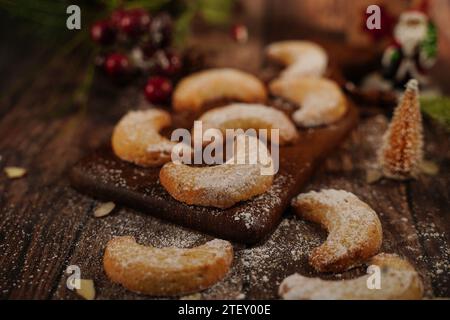 Weihnachtsmandelmondel-Kekse auf festlichem Hintergrund, selektiver Fokus Stockfoto