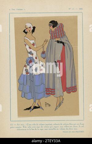 Sehr Pariser, 1923, Nr. 11:15. - Au Bal. - Dieses Samtkleid ..., 1923 Ballkleid aus bedrucktem Samt mit Volants aus blauem Samt. Kap aus silbergrauem Samt, mit dem großen Kragen und zwei Samttönen am unteren Rand des kaps. Unübertroffen von Betrug. Zubehör: Stirnband, Blumenkorsage, Abendtasche, Handschuhe, Pumps. Druck aus dem Modemagazin Très Parisien (1920-1936). Paris Papier mit Buchdruck Ballkleid aus bedrucktem Samt mit Volants aus blauem Samt. Kap aus silbergrauem Samt, mit dem großen Kragen und zwei Samttönen am unteren Rand des kaps. Unübertroffen von Betrug. A Stockfoto