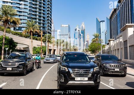 Dubai, Vereinigte Arabische Emirate. Dezember 2023. Autos und moderne Architektur werden an einem heißen Morgen im Zentrum von Dubai, den Vereinigten Arabischen Emiraten, gesehen. Die COP28, die von November 30 bis Dezember 12 läuft, konzentriert sich auf die Frage, wie bestimmte Nationen die Verwirklichung ihrer Klimaziele bewältigt haben. Die Konferenz in Dubai konzentriert sich auch auf die am stärksten gefährdeten Gemeinden und den Schaden- und Schadensfonds. Quelle: SOPA Images Limited/Alamy Live News Stockfoto